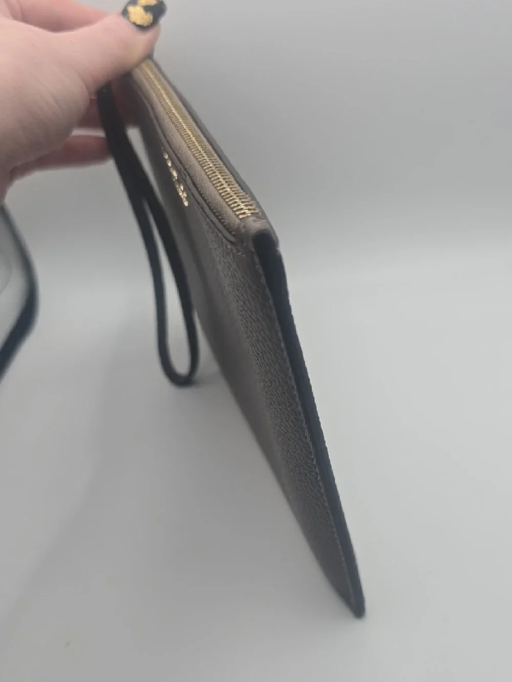 Kate Spade ♠️ Taupe Pebbled Leather Wristlet W/ Gold Hardware (NWOT)✨️♠️✨️